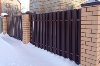 Забор из евроштакетника в шахматном порядке 30 метров фото в Октябрьском