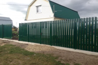 Забор из евроштакетника на ленточном фундаменте 70 метров фото в Октябрьском