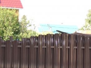 Забор из евроштакетника на ленточном фундаменте 10 метров фото в Октябрьском